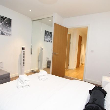 Spacious & Modern 1 Bedroom Close To Station In E16 런던 외부 사진