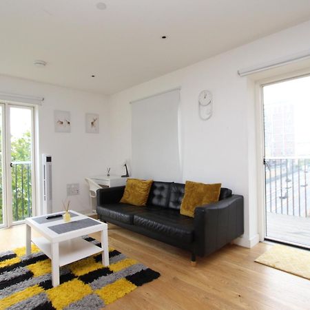 Spacious & Modern 1 Bedroom Close To Station In E16 런던 외부 사진