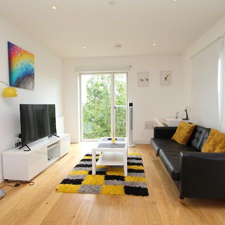 Spacious & Modern 1 Bedroom Close To Station In E16 런던 외부 사진
